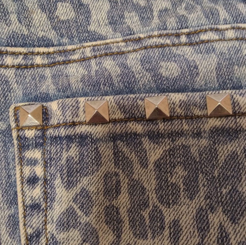 ChiQle Animal Print Jean Shorts Size Large - Picture 7 of 7
